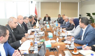 وزير الإسكان يتابع موقف التغذية الكهربائية لمحطات مياه الشرب والصرف الصحي بالمدن الجديدة والمحافظات
