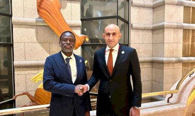 وزير التربية والتعليم يلتقي رئيس جامعة الأمم المتحدة بطوكيو لبحث سبل التعاون