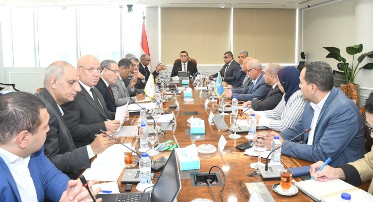 وزير الإسكان يتابع موقف التغذية الكهربائية لمحطات مياه الشرب والصرف الصحي بالمدن الجديدة والمحافظات