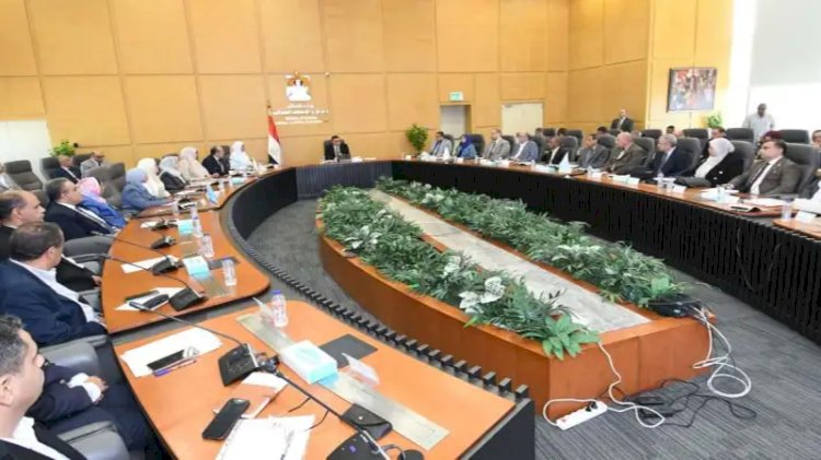 وزير الإسكان يعقد اجتماعًا موسعًا مع مسئولي مديريات الإسكان بمختلف المحافظات