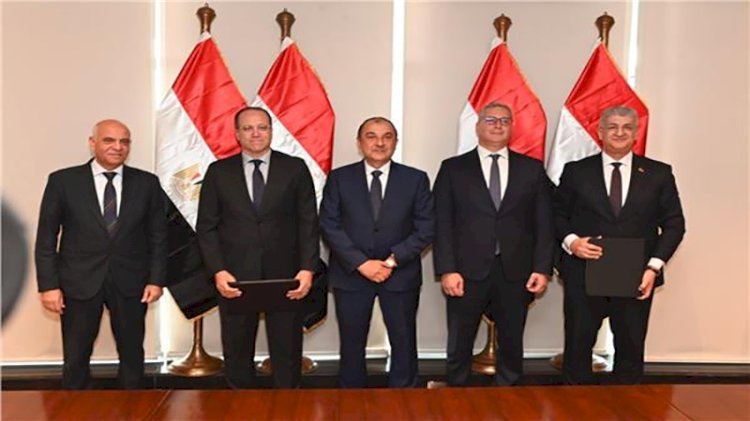 وزيرا قطاع الأعمال والبترول يشهدان توقيع عقد بين "إيجوث" و"بتروجت" لإعادة تأهيل وتشغيل فندق "جيت بيتش"