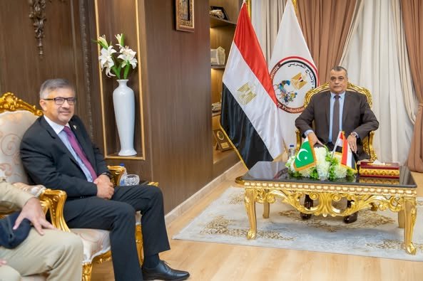 وزير الدولة للإنتاج الحربي يستقبل السفير الباكستاني بالقاهرة لبحث أوجه التعاون في مجال التصنيع العسكري والمدني