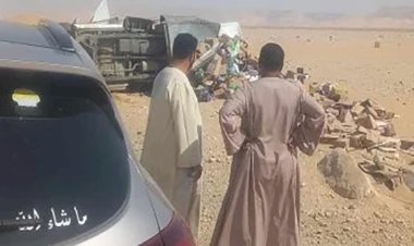 انقلاب سيارة مواد غذائية وإصابة قائدها فى قنا