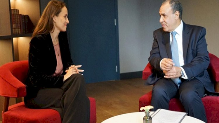 وزير الخارجية يلتقي نظيرته الرومانية على هامش قمة مصر والاتحاد الأوروبي في بروكسل