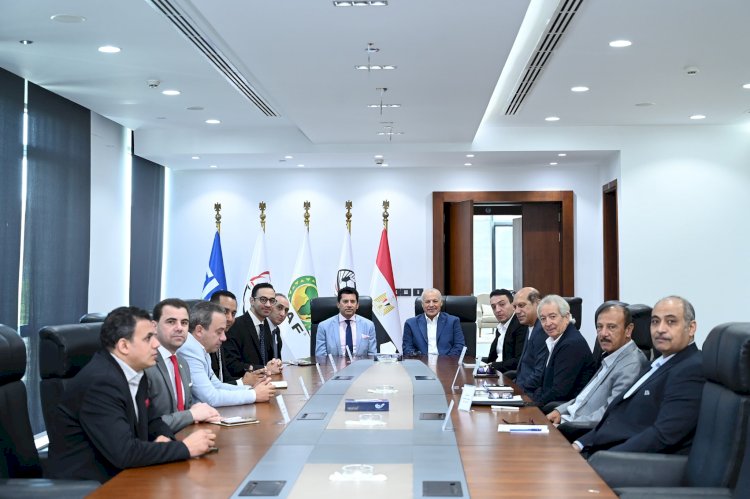وزير الرياضة يلتقي رئيس الاتحاد المصري لكرة القدم