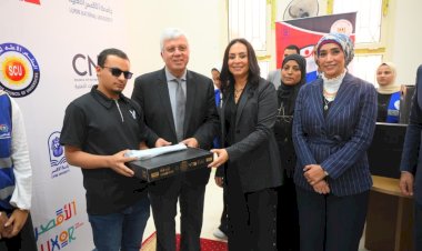 وزيرة التضامن الاجتماعي تسلم جامعة الأقصر الأهلية طابعة "برايل" لطباعة المناهج بلغة "برايل"