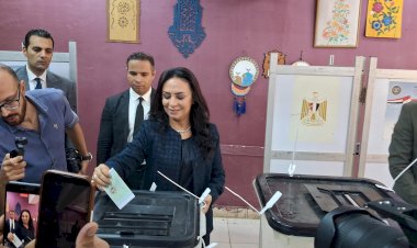 وزيرة التضامن تدلي بصوتها في انتخابات النواب بمدرسة بدر الإعدادية بالدقي