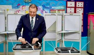 رئيس هيئة الاعتماد والرقابة الصحية يدلي بصوته في انتخابات مجلس النواب 2025