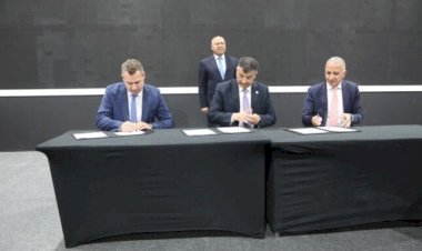 وزير الصناعة يشهد توقيع عقد إدارة وتشغيل شبكة القطار الكهربائى السريع