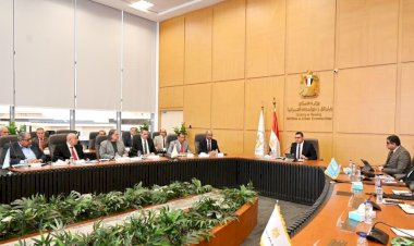 وزير الإسكان يعقد اجتماعًا مع رئيس الشركة القابضة لمياه الشرب والصرف الصحي