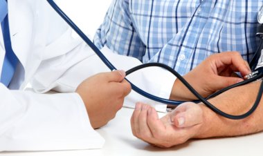 حسام موافي يحذر من مضاعفات ارتفاع ضغط الدم: «تهدد الكليتين»