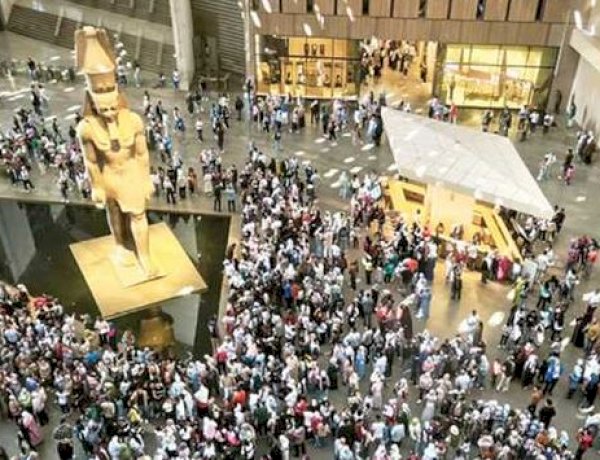 مدير المتحف المصري الكبير: الإقبال فاق التوقعات.. وإجراءات لتنظيم الزوار وضمان سلامة الآثار