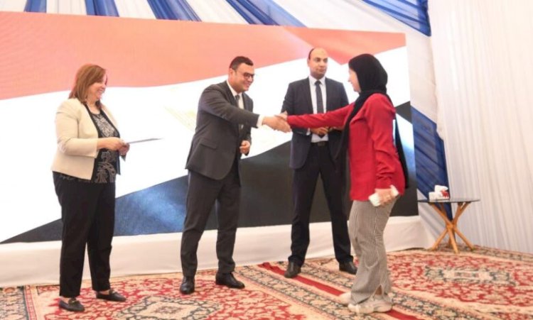 وزير الإسكان يُسلم عددًا من عقود وحدات المبادرة الرئاسية "سكن لكل المصريين" بالإعلان الرابع عشر بحدائق أكتوبر