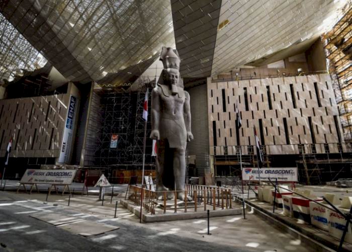 خبير آثري: توزيع التماثيل في المتحف المصري الكبير على تسلسل تاريخي وموضوعي