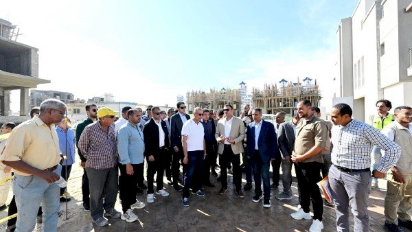 وزير الإسكان يتفقد مشروع "مارينا ٨" وتطوير الطريق الرئيسي لمدخل مارينا 5