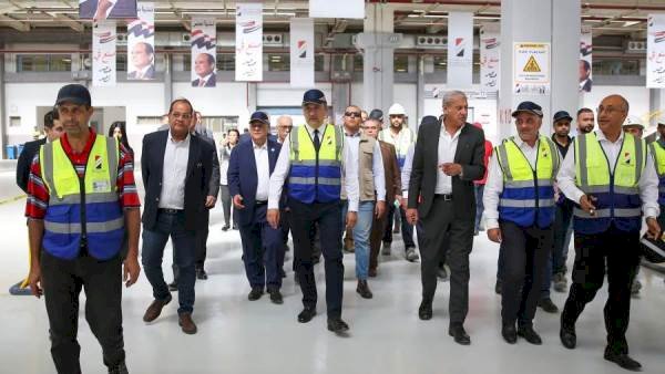 وزير قطاع الأعما يتفقد مصانع شركة النصر للسيارات ويؤكد: إعادة إحياء علامة "نصر"