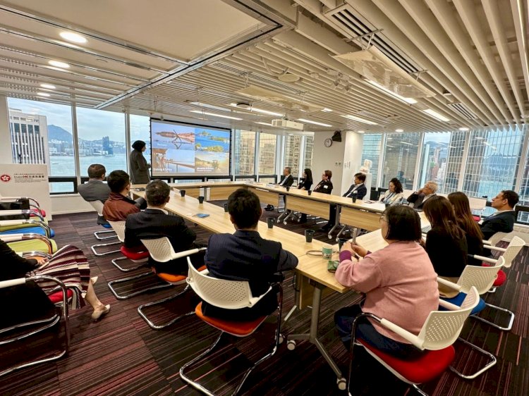 نائب وزير السياحة والآثار تلتقي مع وزيرة الدولة للسياحة والرياضة والثقافة ومسئولي هيئة الاستثمار