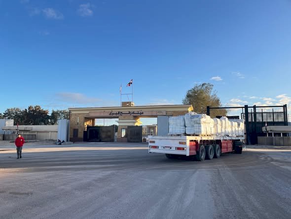 الهلال الأحمر المصري يدفع بـ 10 آلاف طن مساعدات و 90 ألف قطعة ملابس شتوية إلى غزة