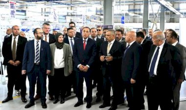 رئيس الوزراء يتفقد عدداً من أقسام مصنع "ليوني مصر" بمدينة بدر