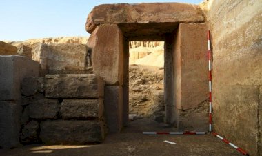 الكشف عن بقايا معبد الوادي للمجموعة الشمسية للملك "ني أوسر رع" بمنطقة أبوصير الأثرية