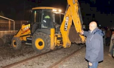 محافظ القليوبية ومدير الأمن ينتقلان لموقع سقوط حاويات من على قطار بطوخ