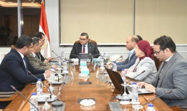 وزير الإسكان يتابع مع "الشركة الوطنية الطرق" ملفات العمل المشترك وأوجه التعاون