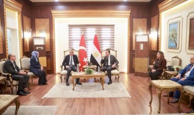 وزير الصحة والسكان يستقبل نظيره التركي بمطار القاهرة الدولي