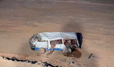 مصرع شخص وإصابة 13 آخرين في انقلاب ميكروباص بطريق سوهاج الصحراوي الشرقي