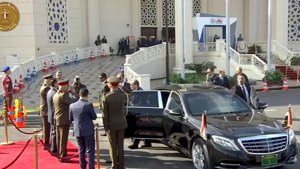 الرئيس السيسي يصل إلى مقر افتتاح المعرض الدولي للصناعات الدفاعية «إيديكس 2025»