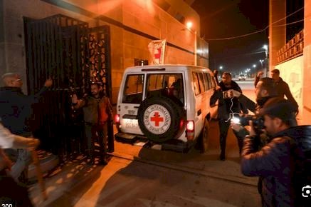 تسليم جثمان إسرائيلي محتجز بغزة.. وفرق البحث تواجه صعوبات بسبب انقطاع الكهرباء