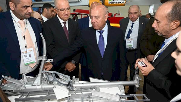 نائب رئيس مجلس الوزراء يتفقد جناح اتحاد الصناعات في ختام فعاليات معرض الصناعات الدفاعية إيديكس