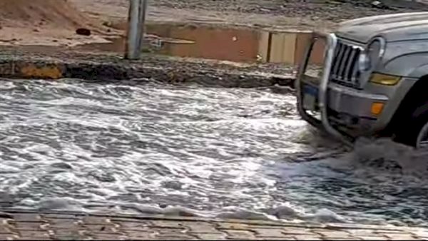 أمطار تغرق شوارع الغردقة.. والمرور يحذر السائقين من المخاطر