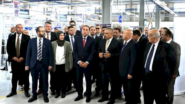 رئيس الوزراء يتفقد عدداً من أقسام مصنع "ليوني مصر" بمدينة بدر