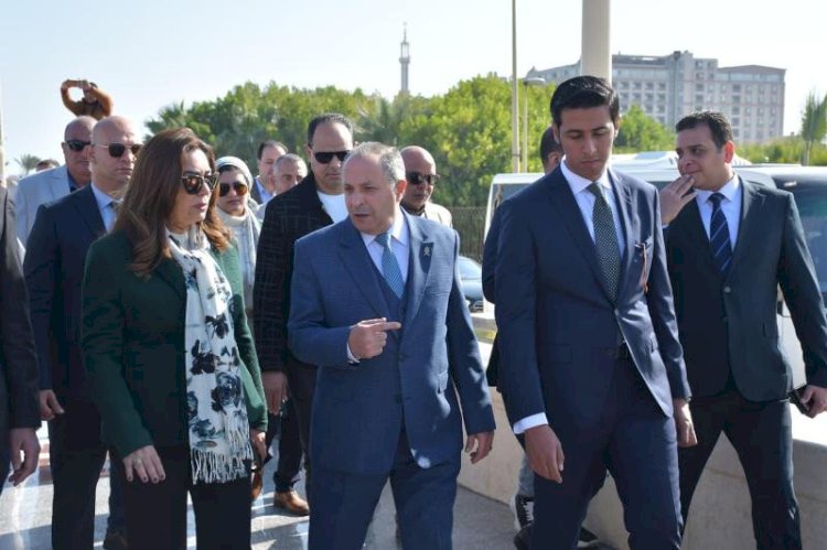 وزيرة التنمية و"محافظ بورسعيد" يتفقدان المرحلة الأولى من كورنيش بورسعيد السياحي