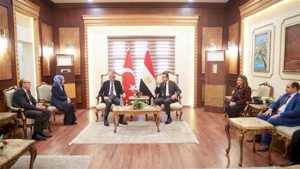 وزير الصحة والسكان يستقبل نظيره التركي بمطار القاهرة الدولي