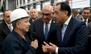 خلال زيارته لمصنع "سيماف".. رئيس الوزراء يجري حوارا وديا مع العاملين بالمصنع حول خطط التطوير الجديدة