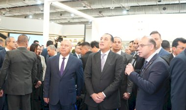 رئيس مجلس الوزراء يتفقد جناح هيئة الرقابة المالية بمعرض القاهرة الدولي للكتاب