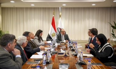 وزير قطاع الأعمال العام يبحث مع مستثمرين أتراك في صناعة الملابس فرص التعاون