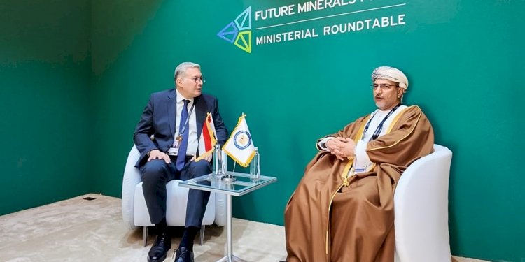 وزير البترول يبحث تبادل الخبرات في مجال التعدين مع سلطنة عُمان