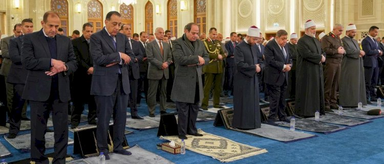 الرئيس السيسى يؤدى صلاة الفجر بمسجد العزيز الحكيم بالمقطم