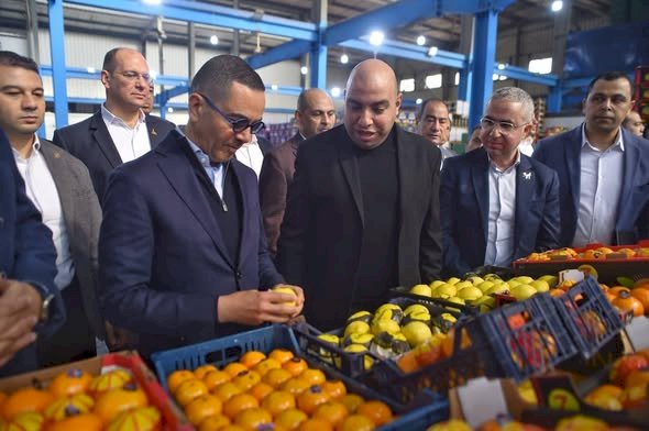 وزير الاستثمار يتفقد عددًا من المصانع بالمنطقة الاستثمارية بمدينة بنها