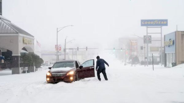 عاصفة شتوية مرعبة.. «ترامب» يعلن الطوارئ في 10 ولايات أمريكية