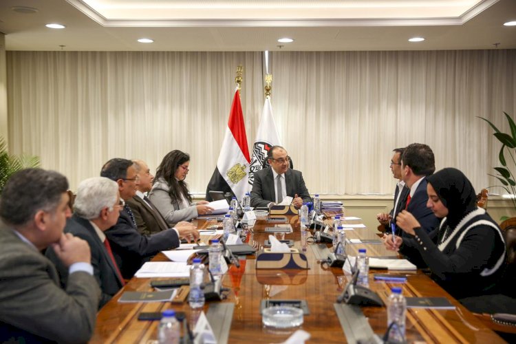 وزير قطاع الأعمال العام يبحث مع مستثمرين أتراك في صناعة الملابس فرص التعاون