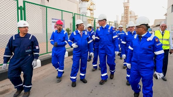 وزير البترول والثروة المعدنية يتفقد الوحدات الإنتاجية لشركة القاهرة لتكرير البترول ويجري حوارًا مع العاملين
