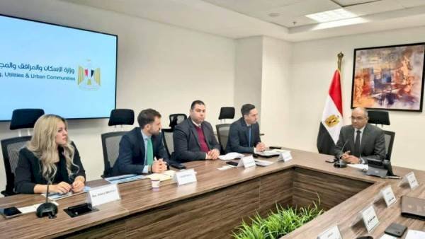 نائب وزير الإسكان يبحث مع تحالف شركتي "ايميا باور" الإماراتية و "كوكس واتر" الإسبانية فرص التعاون