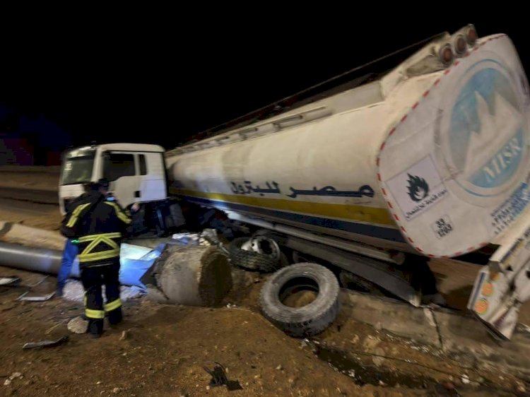 انقلاب سيارة نقل بـ50 طن مواد بترولية بكوبرى حسب الله الكفراوى تجاه المقط