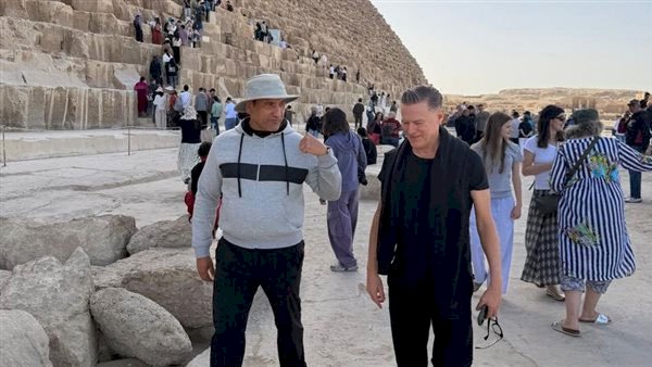 الفنان العالمي براين آدمز وأسرته يزورون منطقة أهرامات الجيزة