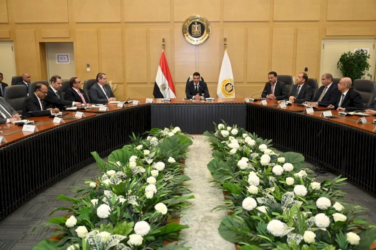 وزير الصناعة يجتمع بقيادات الوزارة ويضع الخطوط العريضة لسير العمل خلال المرحلة المقبلة