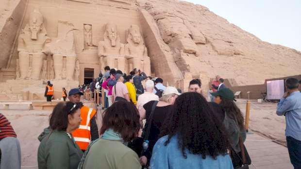 توافد السائحين والزائرين لمشاهدة ظاهرة تعامد الشمس بمدينة أبو سمبل السياحية