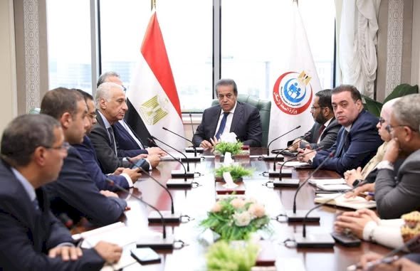 وزير الصحة يعقد اجتماعاً مع شركتي «تكنويڤ?? و«ميدبوت» لبحث تفعيل تقنية الروبوت الجراحي